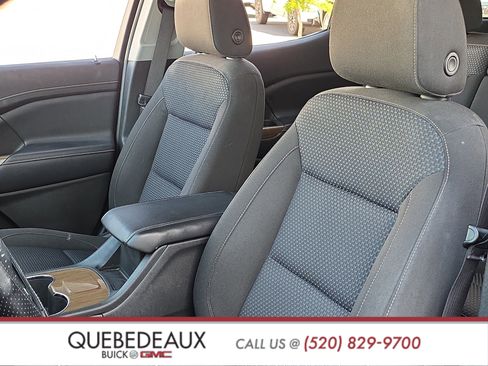 Used 2020 GMC Acadia SLE w/ LPO, Black Accent Package FWD image 11