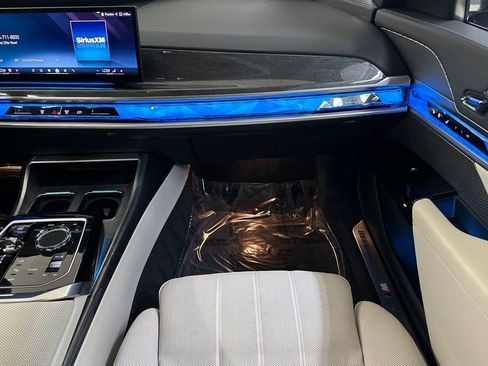 Used 2024 BMW i7 xDrive60 w/ Premium Package image 29