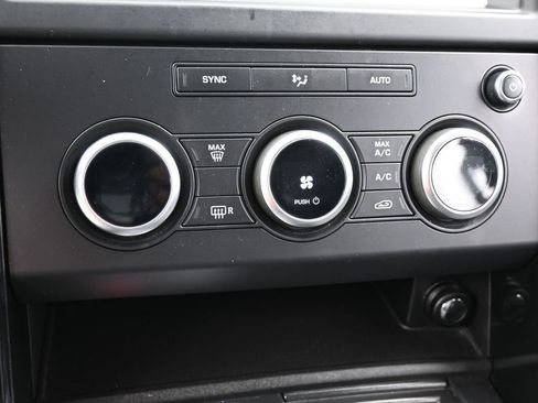 Used 2020 Land Rover Discovery SE image 19