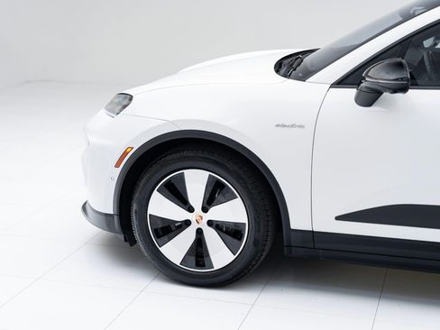 Used 2024 Porsche Macan 4 Electric image 11