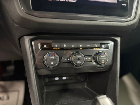 Used 2021 Volkswagen Tiguan SE w/ Panoramic Sunroof Package image 21