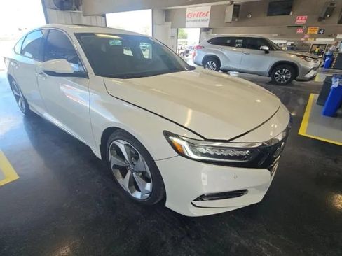 Used 2018 Honda Accord Touring image 2