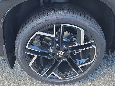 New 2026 Volkswagen Tiguan SEL R-Line AWD/4WD image 3