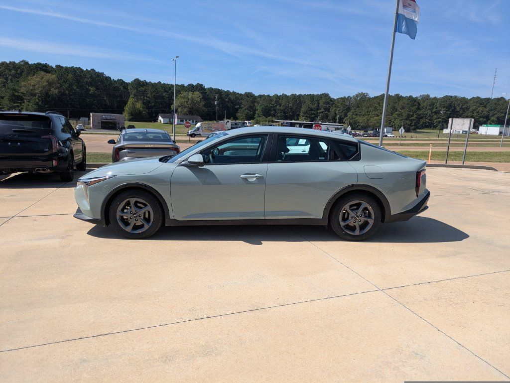 Used 2025 Kia K4 FWD image 2