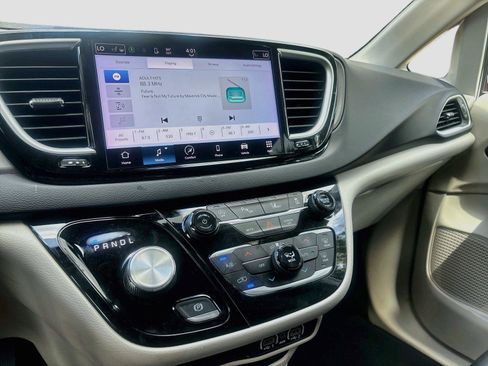 Used 2023 Chrysler Pacifica Touring-L FWD image 15