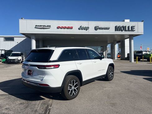 Used 2024 Jeep Grand Cherokee Limited w/ Luxury Tech Group II image 3