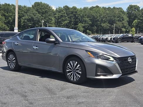 Used 2025 Nissan Altima 2.5 SV FWD image 7