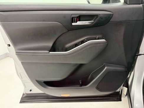 Used 2023 Toyota Highlander XLE image 29