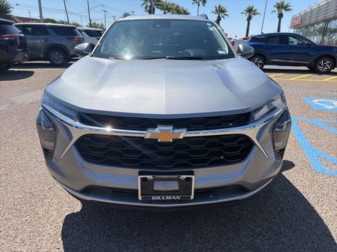 Used 2025 Chevrolet Trax LT w/ Driver Confidence Package image 2