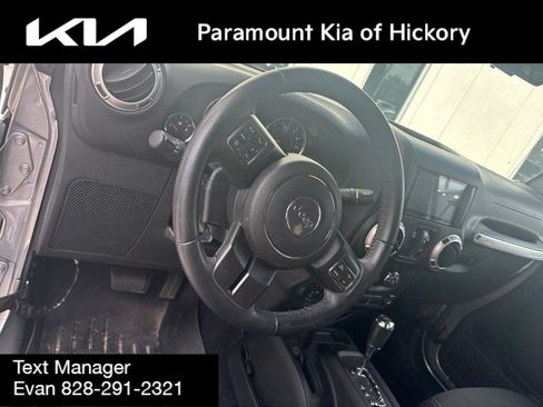 Used 2017 Jeep Wrangler Unlimited Sahara w/ Connectivity Group AWD/4WD image 7