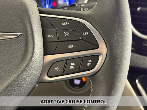 Used 2024 Chrysler Pacifica Touring-L image 3