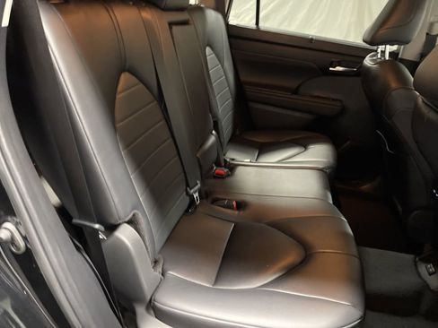 Used 2024 Toyota Highlander XLE image 11