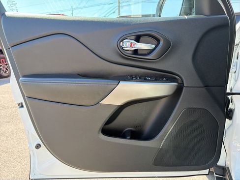 Used 2021 Jeep Cherokee Latitude Plus FWD image 27