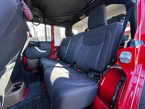 Used 2014 Jeep Wrangler Unlimited Sahara image 33
