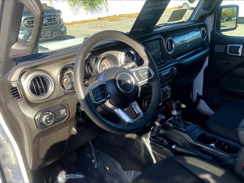 Used 2023 Jeep Gladiator Overland image 17