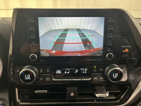 Used 2022 Toyota Highlander XLE AWD/4WD image 15