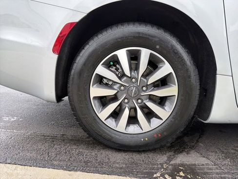 Used 2023 Chrysler Pacifica Touring-L FWD image 35