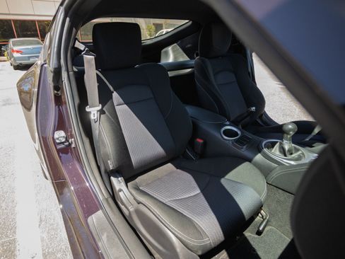 Used 2015 Nissan 370Z Coupe RWD image 9