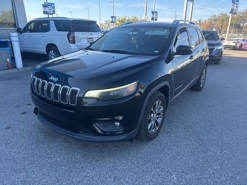 Used 2019 Jeep Cherokee Latitude Plus w/ Comfort/Convenience Group image 2
