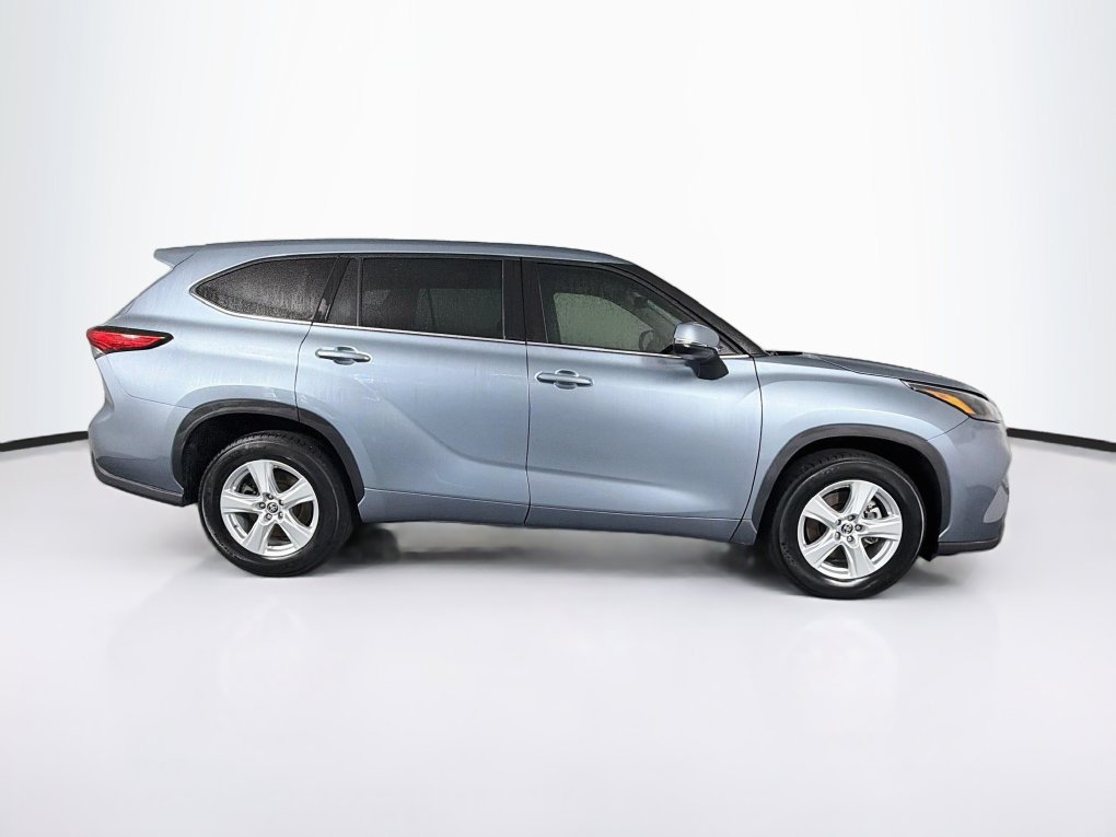 Used 2022 Toyota Highlander LE FWD image 11