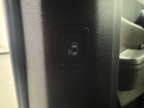 Used 2025 Kia Carnival FWD image 38