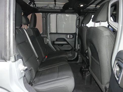 Used 2018 Jeep Wrangler Unlimited Sahara image 26