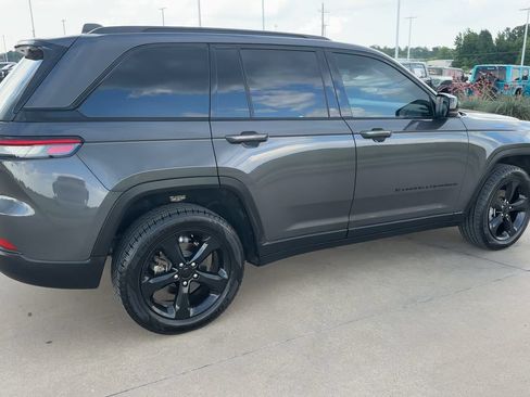 Used 2024 Jeep Grand Cherokee Altitude AWD/4WD image 9