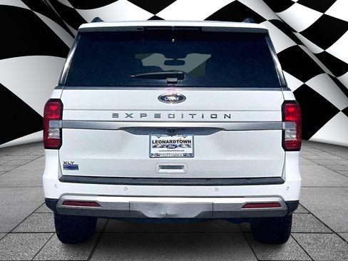 Used 2023 Ford Expedition XLT image 4