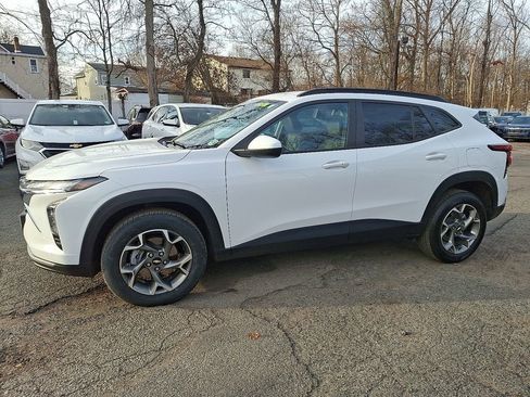Used 2024 Chevrolet Trax LT w/ Driver Confidence Package image 5