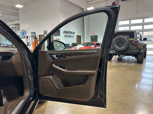 Used 2016 Porsche Macan Turbo image 32