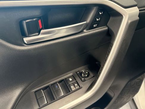 Used 2020 Toyota RAV4 Limited image 18