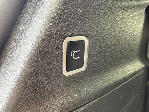 Used 2025 Chrysler Pacifica Limited FWD image 25