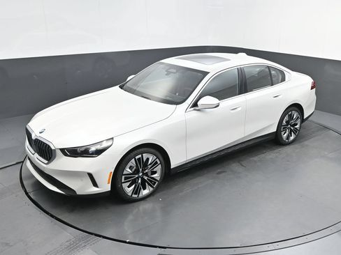New 2027 BMW 530i RWD image 34