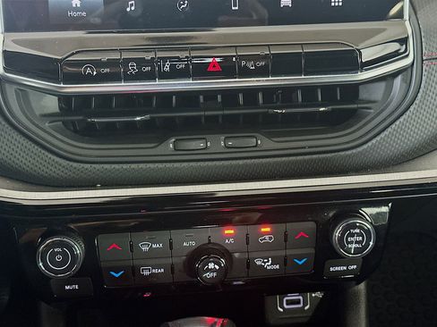 Used 2025 Jeep Compass Trailhawk image 24