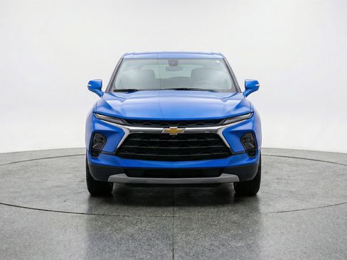 Used 2025 Chevrolet Blazer LT FWD image 2