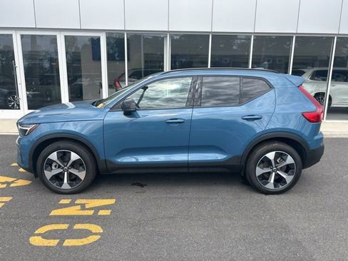 Used 2025 Volvo XC40 B5 Plus AWD/4WD image 2