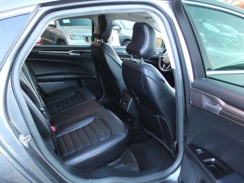 Used 2017 Ford Fusion SE w/ Fusion SE Technology Package image 28