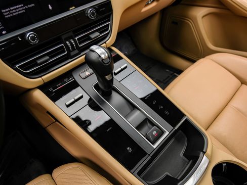 Used 2023 Porsche Macan AWD/4WD image 27