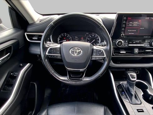 Used 2020 Toyota Highlander XLE AWD/4WD image 6