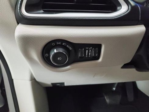 Used 2020 Chrysler Pacifica Touring-L Plus FWD image 19
