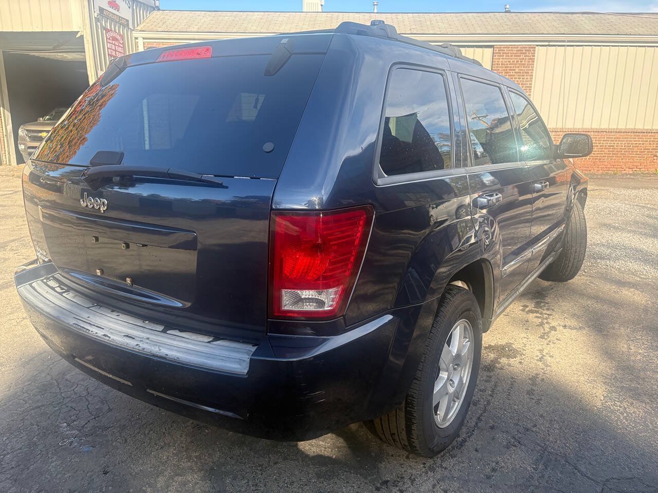 Used 2010 Jeep Grand Cherokee Laredo AWD/4WD image 3