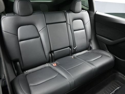 Used 2022 Tesla Model Y Long Range image 32