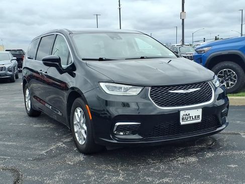 Used 2024 Chrysler Pacifica Touring-L FWD image 27