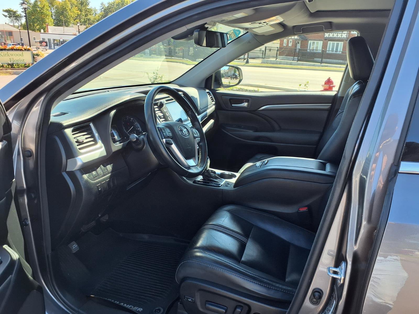 Used 2018 Toyota Highlander SE AWD/4WD image 19
