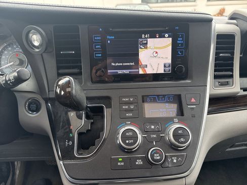Used 2017 Toyota Sienna XLE Premium image 10