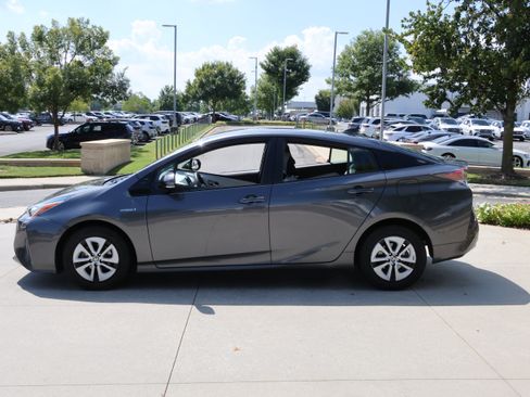 Used 2017 Toyota Prius Two FWD image 6