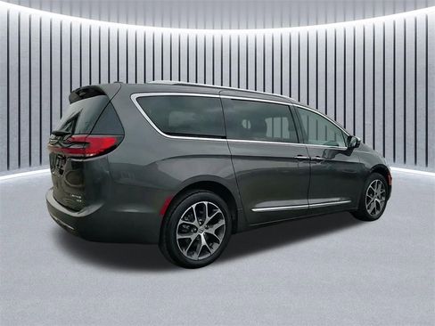 Used 2021 Chrysler Pacifica Limited w/ Premium & Safety Sphere Group image 5