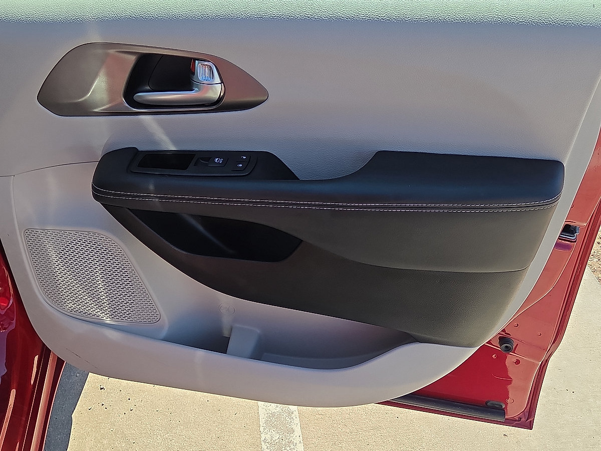 Used 2024 Chrysler Pacifica Touring-L FWD image 14