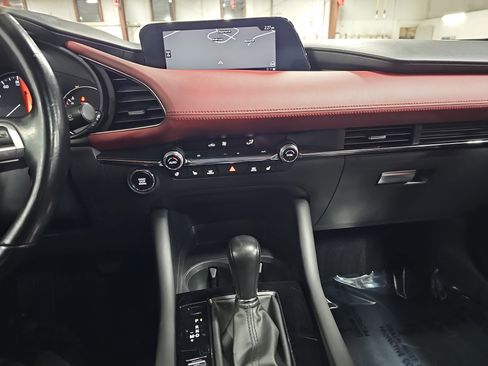 Used 2021 MAZDA MAZDA3 Hatchback w/Premium Plus Pkg image 21