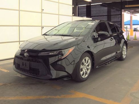 Used 2021 Toyota Corolla LE image 2